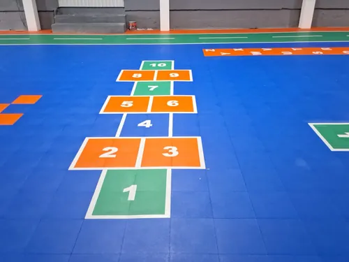 Circuito infantil no piso na EMEI Ternura, São Marcos, RS