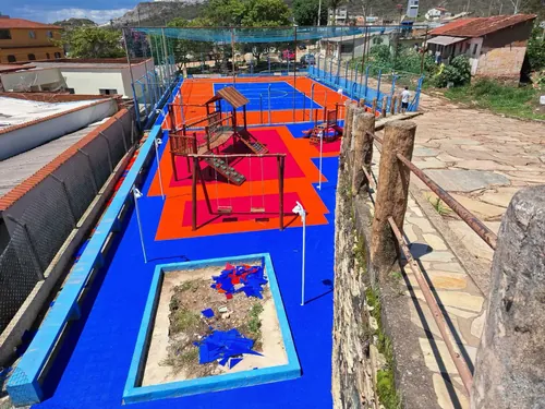 Playground e área de recreação na Praça com playground, São Thomé das Letras, MG