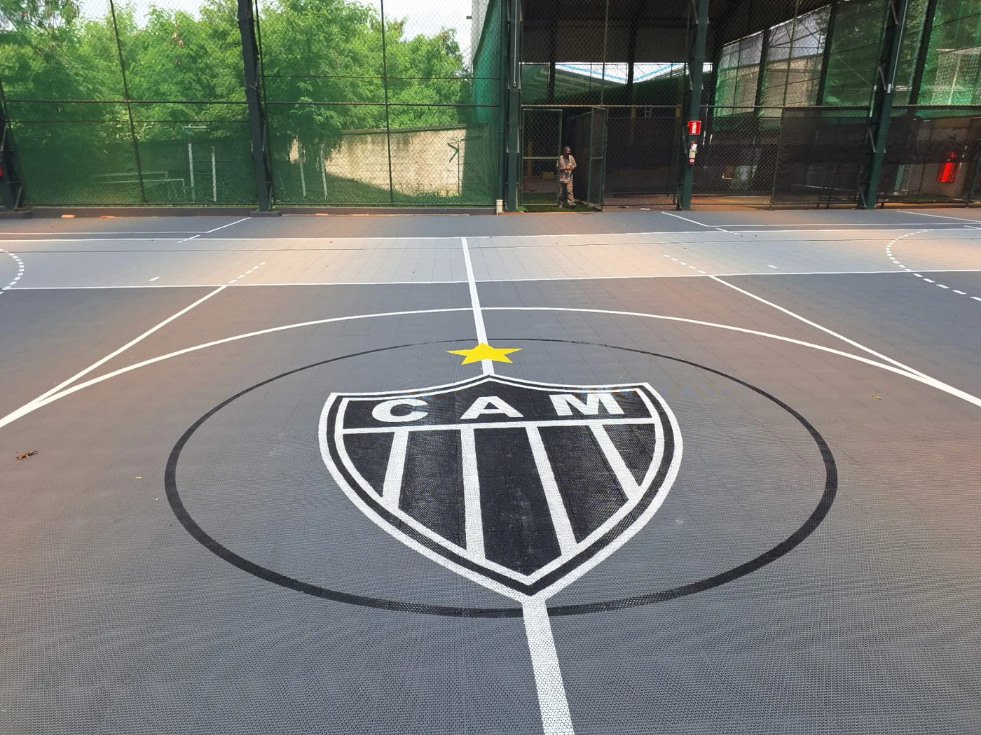 Clube Atlético Mineiro, MG. Escudo e marcação aplicados no próprio material, sem camada de tinta por cima.