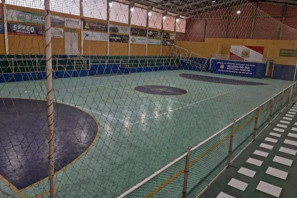 Piso antigo polido pelo uso. Ginásio Esportivo Tico Pires, Agudos do Sul, PR.