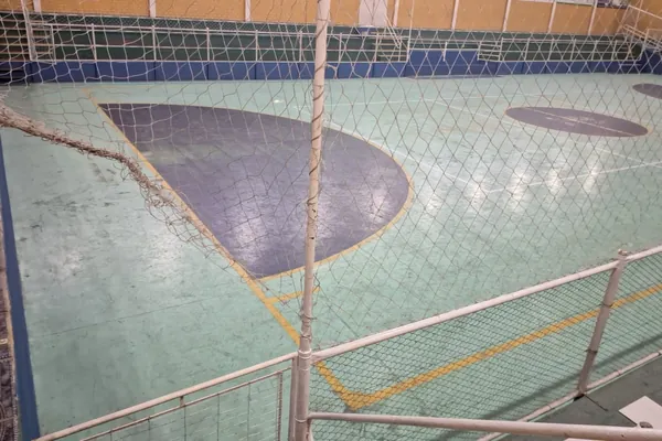 Superfície antiga vista de perto. Ginásio Esportivo Tico Pires, Agudos do Sul, PR.