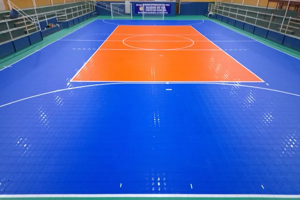Vista ampla da quadra concluída. Ginásio Esportivo Tico Pires, Agudos do Sul, PR.