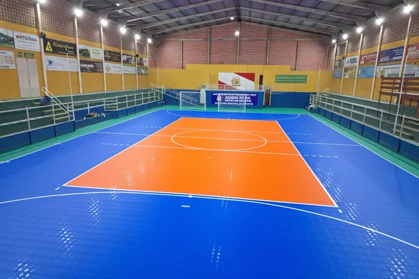 Área de lance livre em piso modular. Ginásio Esportivo Tico Pires, Agudos do Sul, PR.