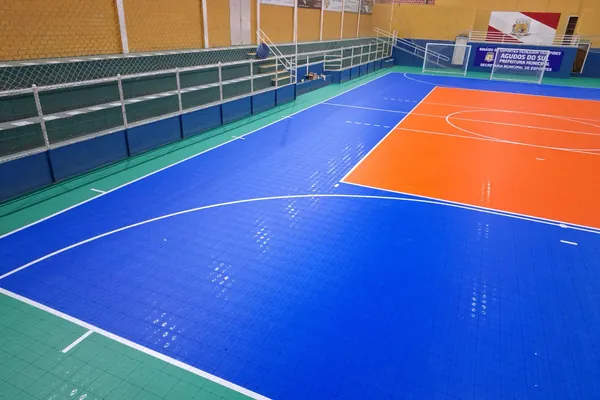Quadra e arquibancada após a entrega. Ginásio Esportivo Tico Pires, Agudos do Sul, PR.