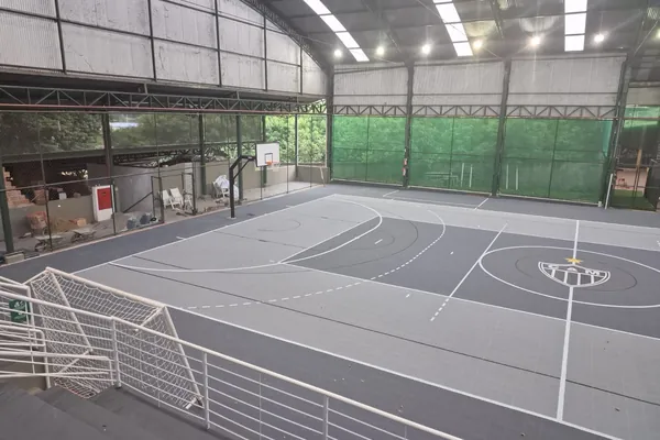 Quadra pronta em piso modular, vista ampla. Clube Atlético Mineiro, Minas Gerais.
