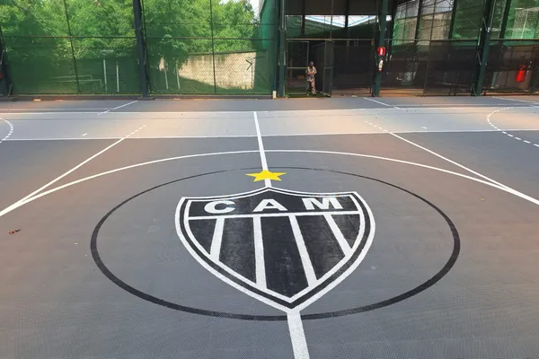 Escudo do clube executado no material do piso. Clube Atlético Mineiro, Minas Gerais.
