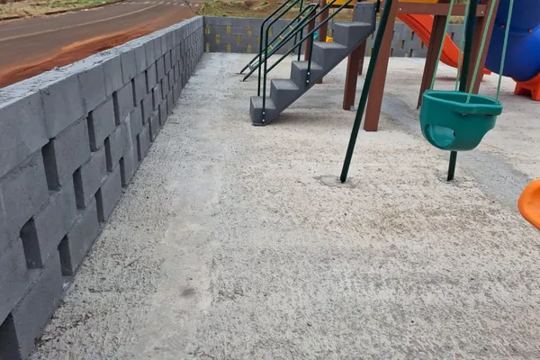 Brinquedos sobre o concreto, antes da instalação. Parque das Nações, Dionísio Cerqueira, SC.