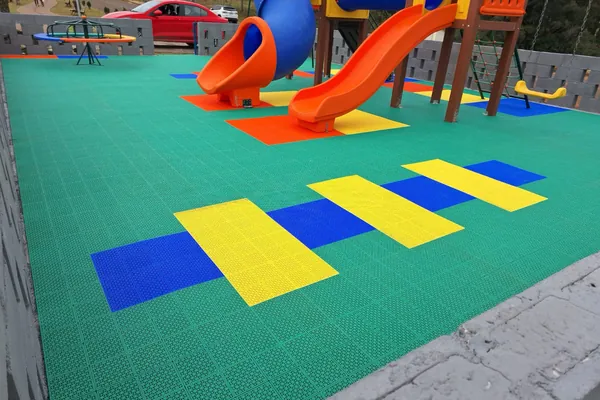 Playground concluído com piso modular. Parque das Nações, Dionísio Cerqueira, SC.