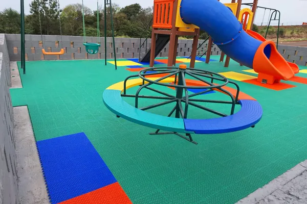 Área de brincar com acabamento colorido. Parque das Nações, Dionísio Cerqueira, SC.