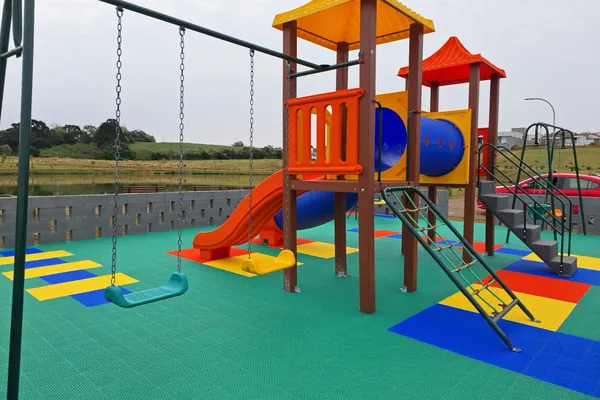 Brinquedo sobre o piso instalado. Parque das Nações, Dionísio Cerqueira, SC.