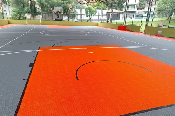 Marcação esportiva em duas cores. Quadra de Esportes Agenor, Extrema, MG.