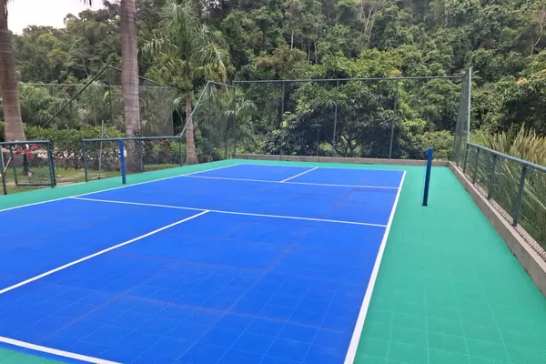 Vista ampla da quadra em área de mata. Rituaali, Penedo, Itatiaia, RJ.