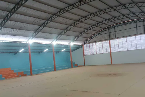 Ginásio com contrapiso de concreto, sem piso esportivo. Ginásio municipal, São José do Ouro, RS.