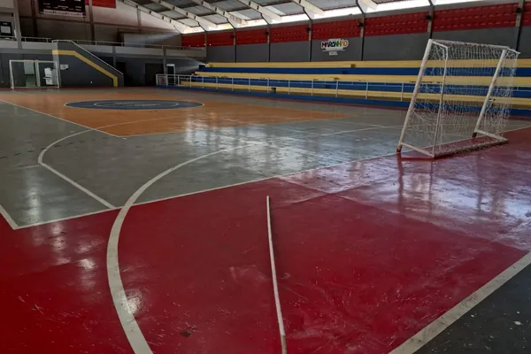Piso pintado desgastado pelo uso. Ginásio Leito, São Luís, MA.
