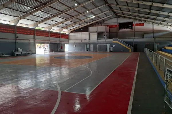 Quadra antiga vista da lateral. Ginásio Leito, São Luís, MA.