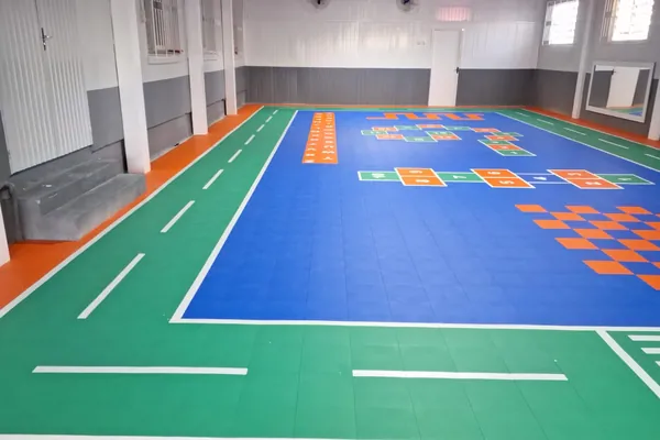 Quadra escolar em piso modular. EMEI Ternura, São Marcos, RS.