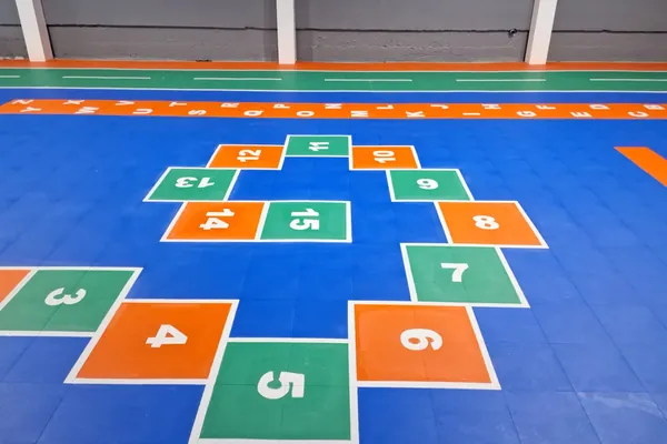 Amarelinha e jogos aplicados no piso. EMEI Ternura, São Marcos, RS.