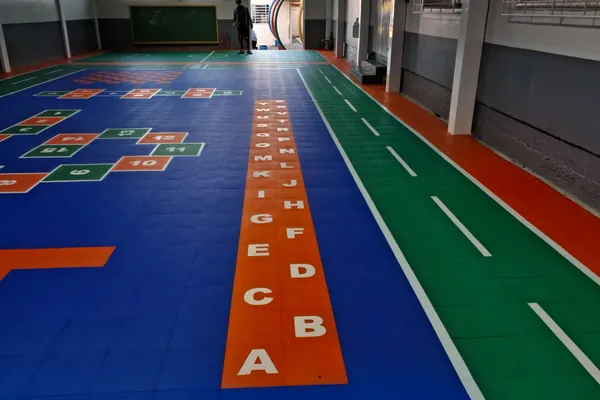 Sequência de letras no piso. EMEI Ternura, São Marcos, RS.