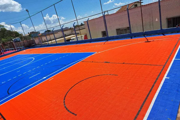 Quadra externa em piso modular. Praça com playground e quadra, São Thomé das Letras, MG.