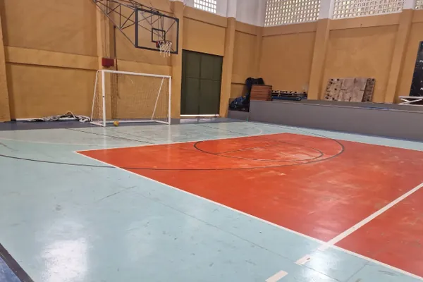 Marcação antiga com remendos sobrepostos. SESI Petrópolis, Petrópolis, RJ.