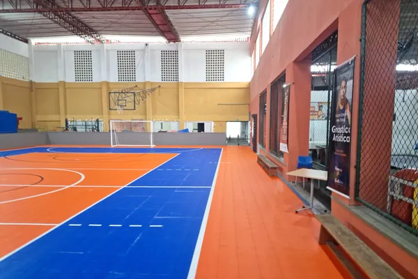 Vista ampla da quadra concluída. SESI Petrópolis, Petrópolis, RJ.