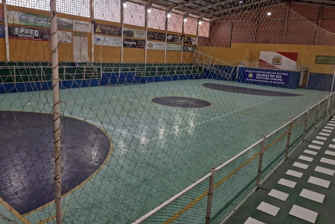 Antes da obra na Ginásio Esportivo Tico Pires: piso antigo polido pelo uso, no fim da vida útil