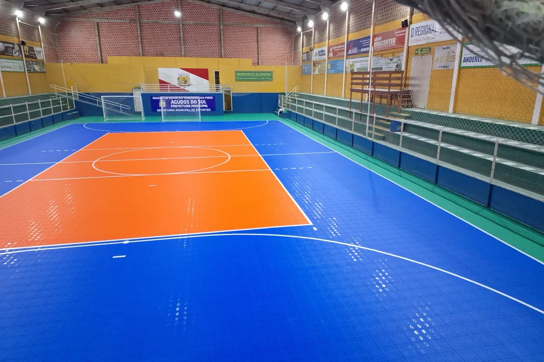 Depois da obra na Ginásio Esportivo Tico Pires: módulos travados entre si, com marcação de futsal