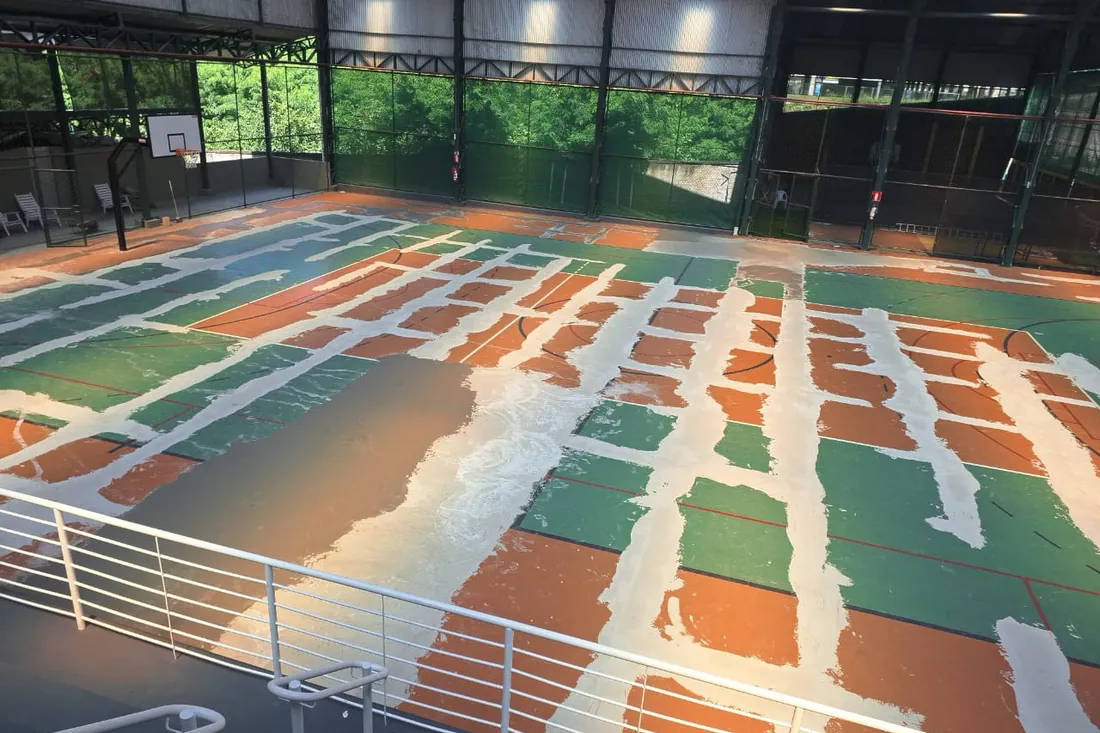 Antes da obra na Clube Atlético Mineiro: pintura soltando em placas sobre o contrapiso