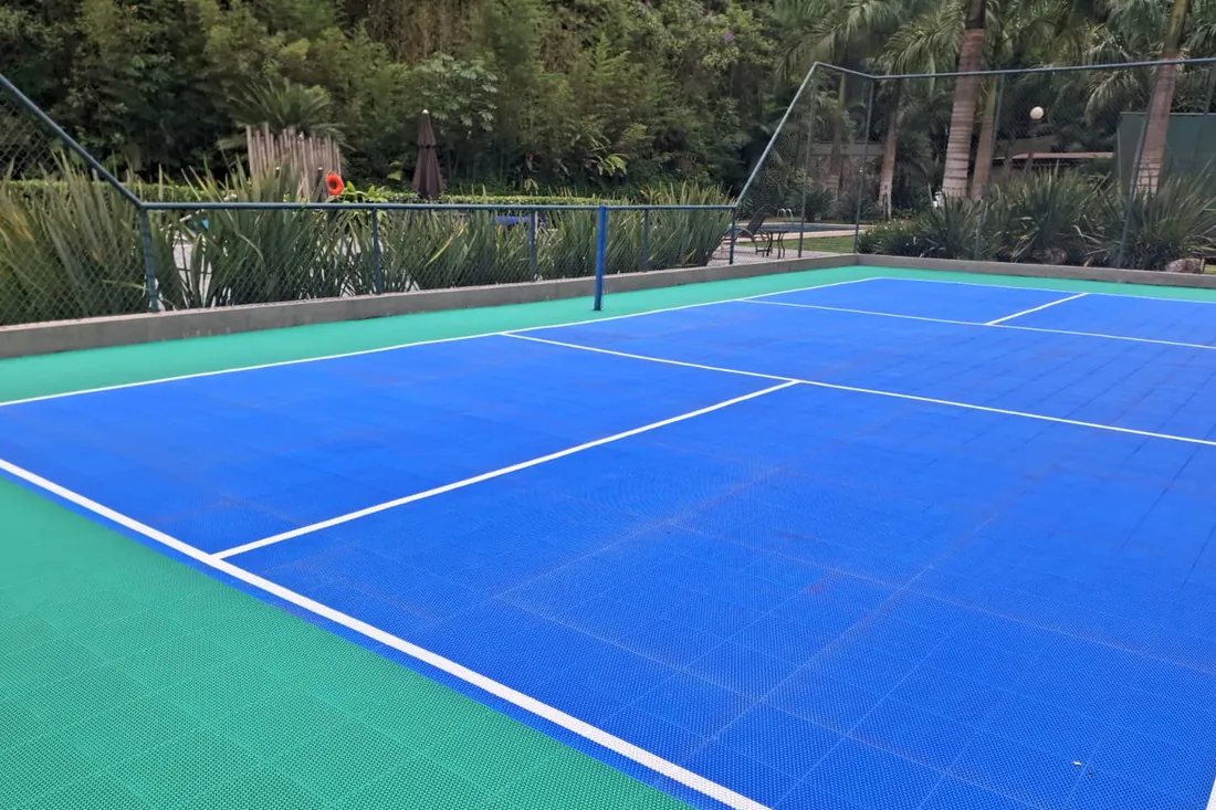 Depois da obra na Rituaali: superfície perfurada que escoa, sem poça depois da chuva
