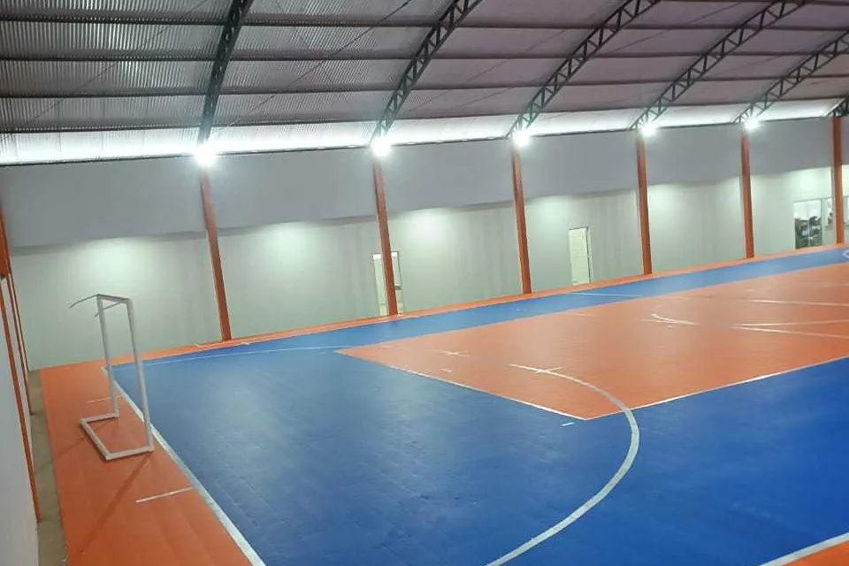 Depois da obra na Ginásio municipal: instalação com folga de dilatação e travamento de perímetro