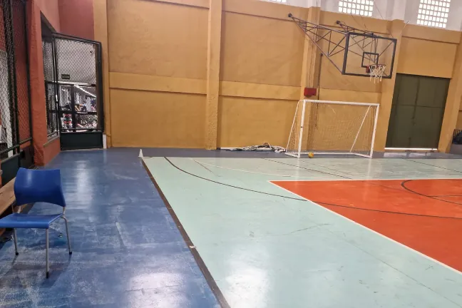 Antes da obra na SESI Petrópolis: piso antigo no fim da vida útil, cor esmaecida