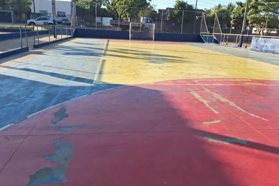 Quadra de concreto pintado com a cor apagada pelo sol e a marcação quase ilegível, na Praça Jacarandás em Sorriso, Mato Grosso