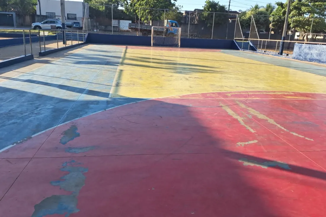 Antes da obra na Praça Jacarandás: cor apagada pelo sol, marcação quase ilegível