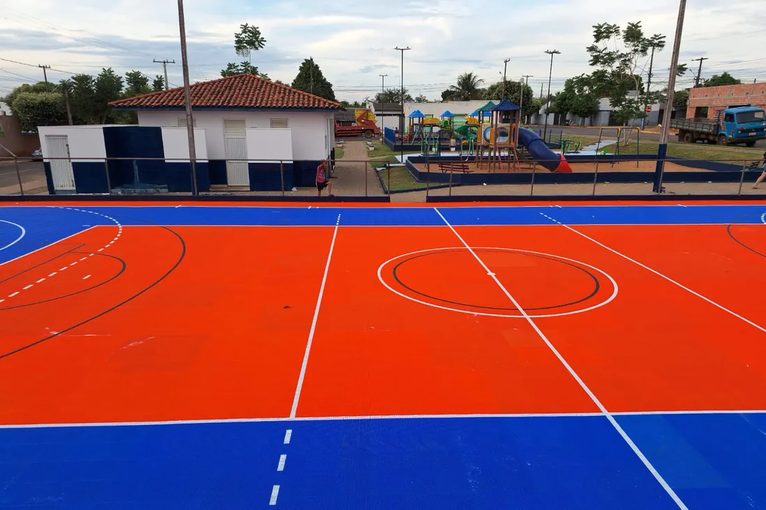 Depois da obra na Praça Jacarandás: cor na massa do módulo, sem camada de tinta para desgastar