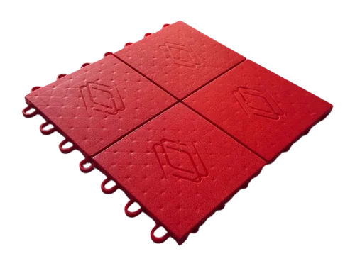 Quatro placas de piso modular Pinova vermelhas encaixadas, com a marca gravada na face superior
