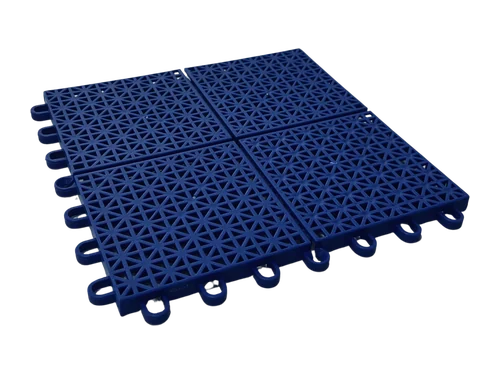 Quatro placas de piso modular Pinova azuis encaixadas, com estrutura vazada em malha