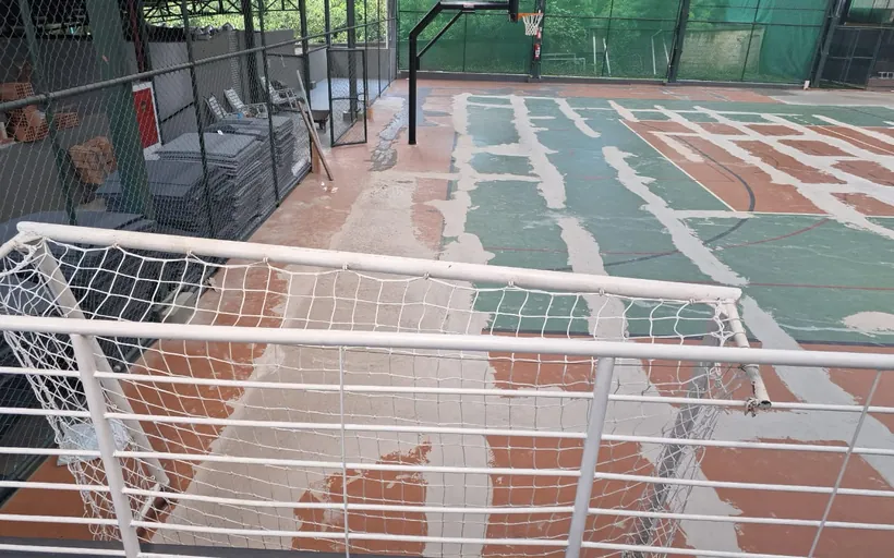 Equipe própria da Pinova durante a instalação do piso modular